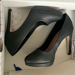 Black pumps